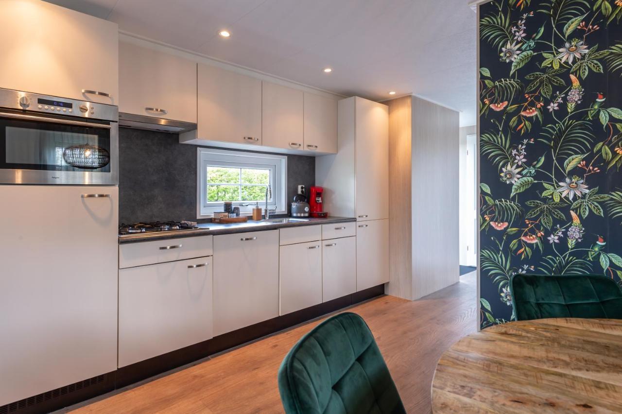 Luxe 5-Persoons Chalet Op Familiecamping Baarland Εξωτερικό φωτογραφία